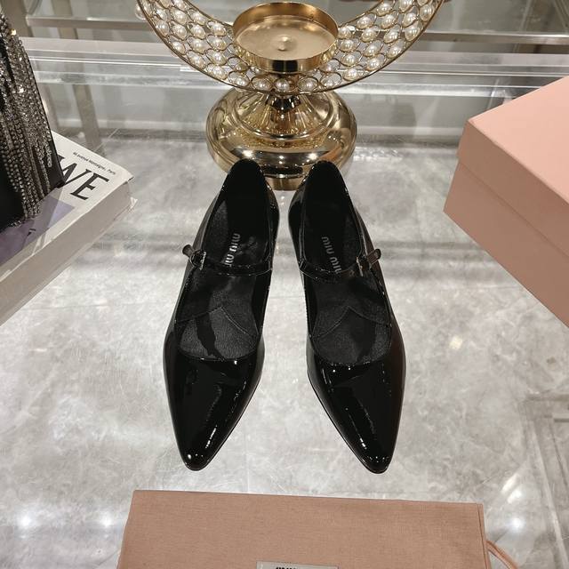 出厂 Miu Miu 缪缪24新款尖头玛丽珍单鞋 复古时髦的单品 非常修饰脚型 舒适简单百搭 脚背一字带设计 上脚果然更惊艳~ 面料：进口漆皮 内里：羊皮 码数